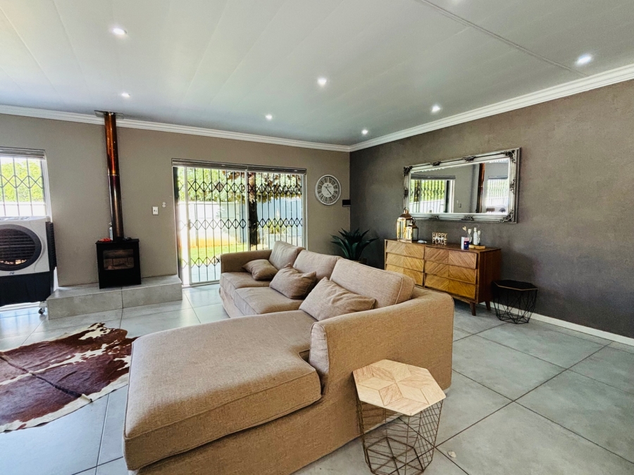 5 Bedroom Property for Sale in Langenhovenpark Free State